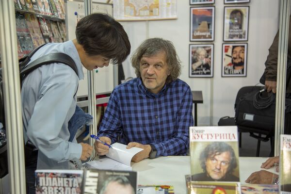 Emir Kusturica potpisuje knjigu na Sajmu Emir Kusturica potpisuje knjigu na Sajmu - Sputnik Srbija