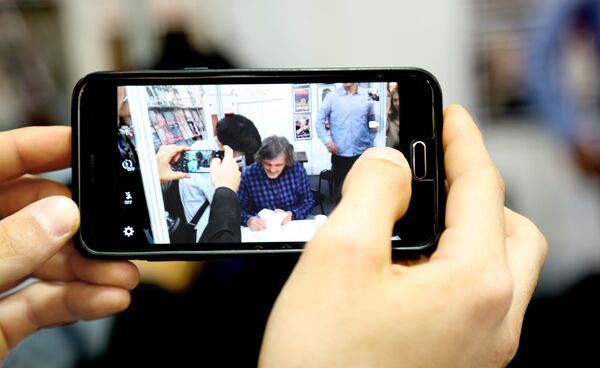 Veliko interesovanje za Kusturičinu knjigu na Sajmu u Beogradu Veliko interesovanje za Kusturičinu knjigu na Sajmu u Beogradu - Sputnik Srbija