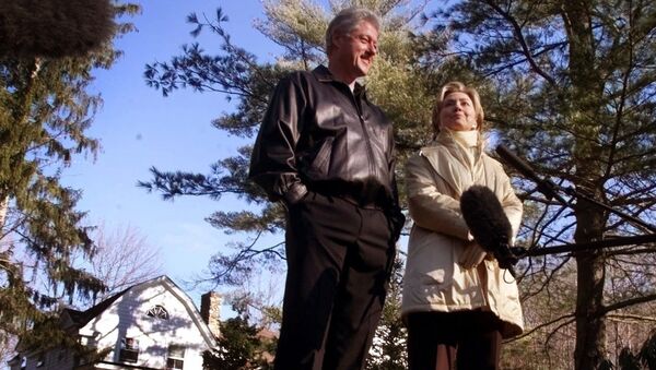 Хилари и Бил Клинтон испред своје куће - Sputnik Србија