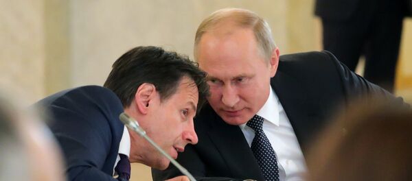 Владимир Путин и Ђузепе Конти Владимир Путин и Ђузепе Конти - Sputnik Србија