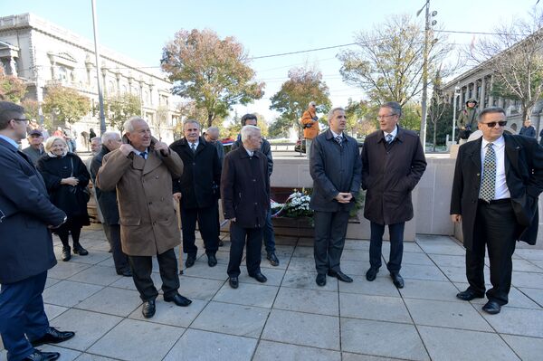 Амбасадор Русије у Београду Александар Чепурин и помоћник градоначелника Београда Андрија Младеновић испред споменика Николају Другом Амбасадор Русије у Београду Александар Чепурин и помоћник градоначелника Београда Андрија Младеновић испред споменика Николају Другом - Sputnik Србија