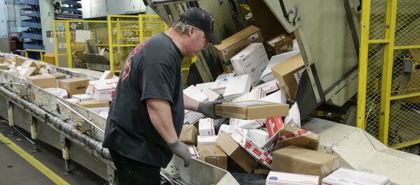 Радник распоређује пошиљке у пошти у Омаху Радник распоређује пошиљке у пошти у Омаху - Sputnik Србија