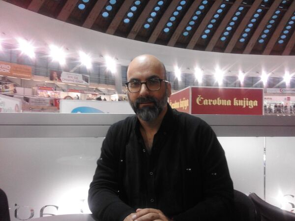 Portugalski pisac Valter Ugo Mai na 63. Međunarodnom sajmu knjiga u Beogradu - Sputnik Srbija