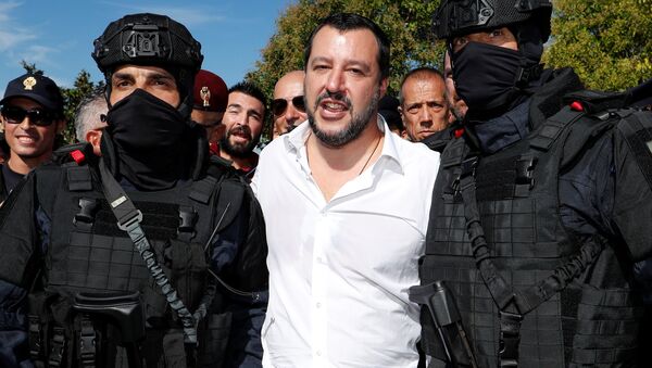 Italijanski ministar unutrašnjih poslova Mateo Salvini pozira sa dvojicom pripadnika Centralne bezbednosne operativne službe, antiterorističke jedinice policije u Rimu. - Sputnik Srbija