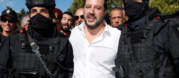 Italijanski ministar unutrašnjih poslova Mateo Salvini pozira sa dvojicom pripadnika Centralne bezbednosne operativne službe, antiterorističke jedinice policije u Rimu. - Sputnik Srbija
