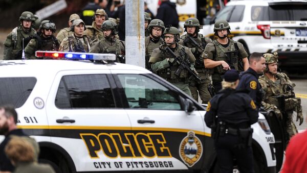 Pripadnici policije Pitsburga kod sinagoge u kojoj je napadač ubio nekoliko ljudi - Sputnik Srbija