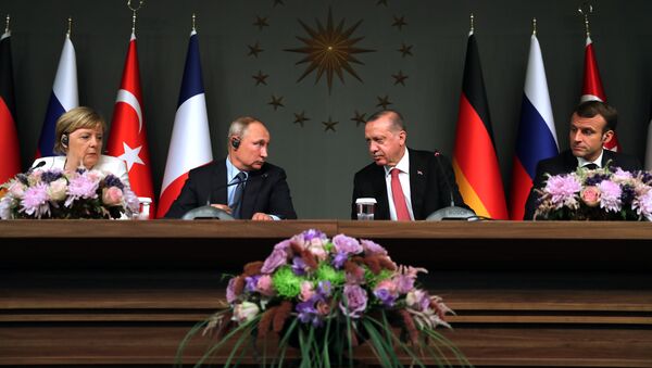 Nemačka kancelarka Angela Merkel, predsednik Rusije Vladimir Putin, predsednik Turske Redžep Tajip Erdogan i predsednik Francuske Emanuel Makron na zajedničkoj konferenciji za medije nakon samita o Siriji u Turskoj - Sputnik Srbija