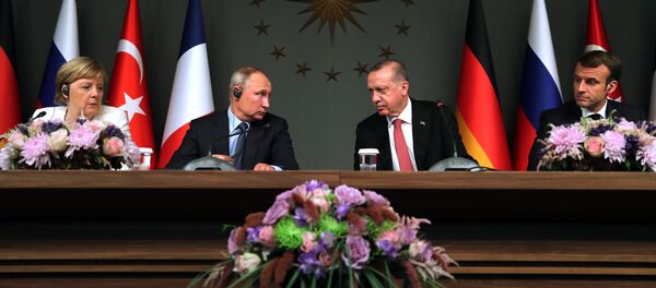 Немачка канцеларка Ангела Меркел, председник Русије Владимир Путин, председник Турске Реџеп Тајип Ердоган и председник Француске Емануел Макрон на заједничкој конференцији за медије након самита о Сирији у Турској - Sputnik Србија
