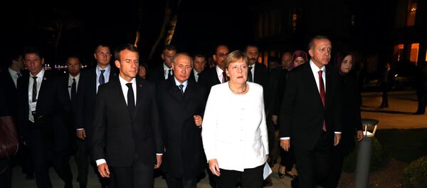 Председник Француске Емануел Макрон, председник Русије Владимир Путин, немачка канцеларка Ангела Меркел и председник Турске Реџеп Тајип Ердоган након заједничке конференције за медије у Истанбулу - Sputnik Србија