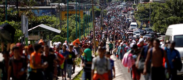 Караван миграната из Средње Америке креће се ка граници са Гватемалом на путу за Сједињене Америчке Државе - Sputnik Србија