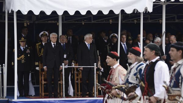 Председник Италије Серђо Матарела и председник Грчке Прокопис Павлопулос посматрају војну параду у Солуну - Sputnik Србија