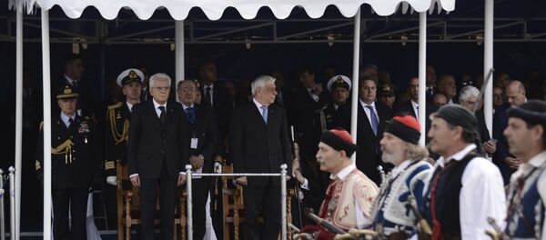 Председник Италије Серђо Матарела и председник Грчке Прокопис Павлопулос посматрају војну параду у Солуну Председник Италије Серђо Матарела и председник Грчке Прокопис Павлопулос посматрају војну параду у Солуну - Sputnik Србија