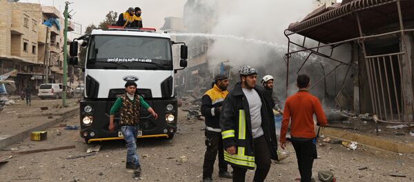 Припадници Белих шлемова гасе пожар на месту наводног ваздушног напада у Идлибу Припадници Белих шлемова гасе пожар на месту наводног ваздушног напада у Идлибу - Sputnik Србија