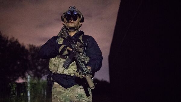 Pripadnik taktičke jedinice granične patrole SAD na granici sa Meksikom u Teksasu - Sputnik Srbija