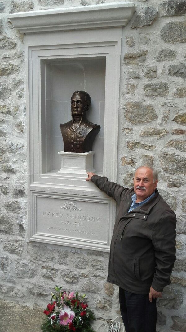 Зоран Шабановић испред бисте грофу Марку Војновићу - Sputnik Србија