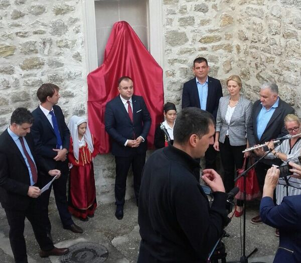 Градоначелник Херцег Новог на отварању бисте грофу Марку Војновићу - Sputnik Србија