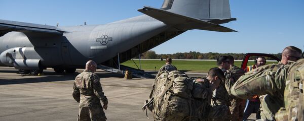 Припадници америчке војске у војној бази Форт Нокс спремају се да крену у Операцију Верни патриота. Трампова администрација најавила је да ће послати неких пет хиљада војника на границу са Мексиком како би спречили мигрантски караван да уђе у САД. Припадници америчке војске у војној бази Форт Нокс спремају се да крену у Операцију Верни патриота. Трампова администрација најавила је да ће послати неких пет хиљада војника на границу са Мексиком како би спречили мигрантски караван да уђе у САД. - Sputnik Србија