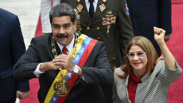 Преседник Венецуеле Николас Мадуро са супругом Силијом Флорес на церемонији инаугурације - Sputnik Србија