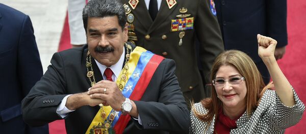 Преседник Венецуеле Николас Мадуро са супругом Силијом Флорес на церемонији инаугурације - Sputnik Србија