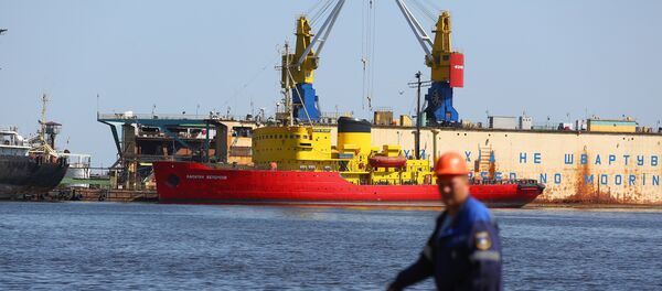 Радник у украјинској комерцијалној луци у Мариупољу на Азовском мору - Sputnik Србија