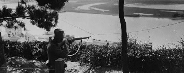 Српски војник на положају чувања града Српски војник на положају чувања града - Sputnik Србија