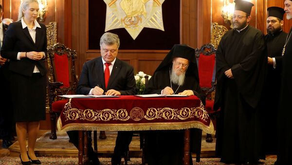 Петро Порошенко и патријарх Вартоломеј потписали споразум о формирању украјинске цркве - Sputnik Србија
