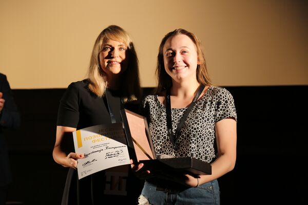 „Čekajući Godoa“ pobednik na Mećavniku, Klimuškina nosi „Zlatni list“ u Rusiju (foto) - Sputnik Srbija