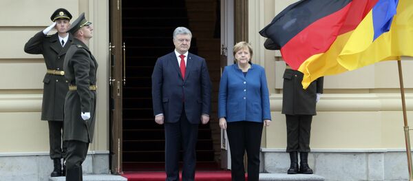 Председник Украјине Петро Порошенко и немачка канцеларка Ангела Меркел пре састанка у Кијеву - Sputnik Србија