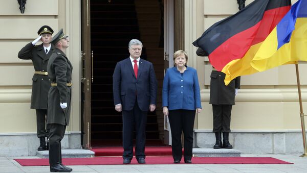 Председник Украјине Петро Порошенко и немачка канцеларка Ангела Меркел пре састанка у Кијеву - Sputnik Србија