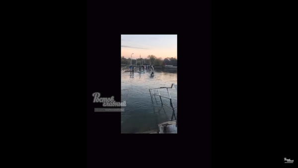 Utonuo most na Rostovu na Donu (video) - Sputnik Srbija
