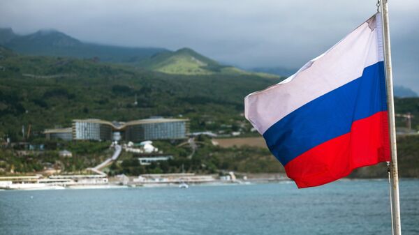 Ruska zastava na palubi jedrenjaka Hersones na Krimu - Sputnik Srbija