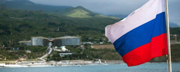 Ruska zastava na palubi jedrenjaka Hersones na Krimu - Sputnik Srbija