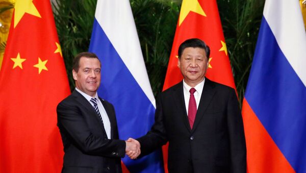 Премијер Русије Дмитриј Медведев и председник Кине Си Ђинпинг - Sputnik Србија