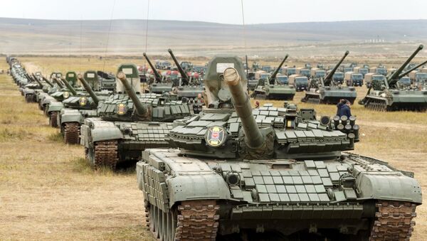 Тенкови Т-72 и Т-80 на полигону Цугол у забајкалју на војним вежбама Исток 2018 - Sputnik Србија