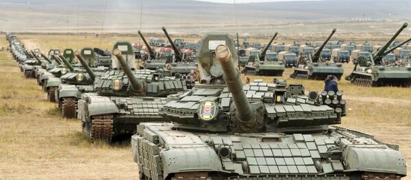 Tenkovi T-72 i T-80 na poligonu Cugol u zabajkalju na vojnim vežbama Istok 2018 - Sputnik Srbija