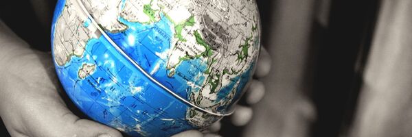 Zemljina lopta u rukama čoveka - Sputnik Srbija