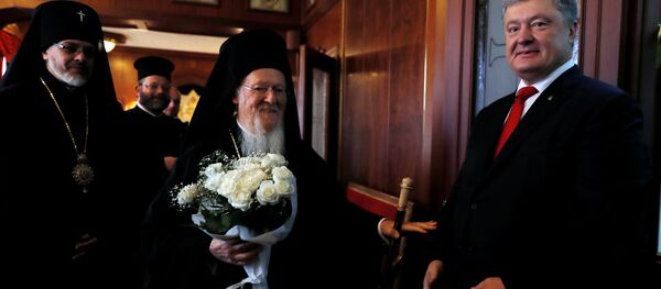 Председник Украјине Петро Порошенко и васељенски патријарх Вартоломеј снимљени у Истанбулу - Sputnik Србија