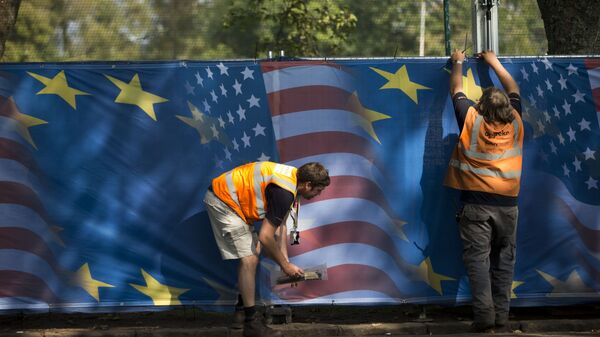 Графит на ком су заставе ЕУ и САД - Sputnik Србија