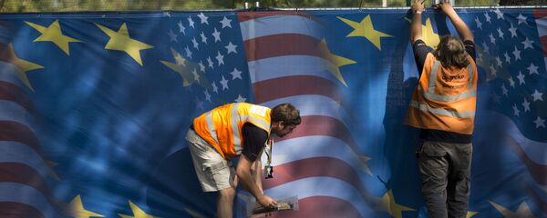 Grafit na kom su zastave EU i SAD - Sputnik Srbija