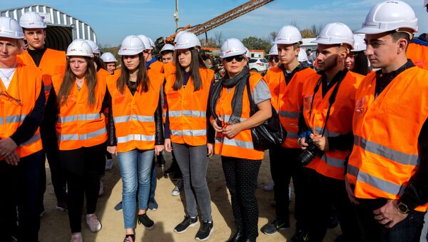 Učenici beogradske Arhitektonsko tehniče posetili su objekte „RŽD Internešnl“ - Sputnik Srbija