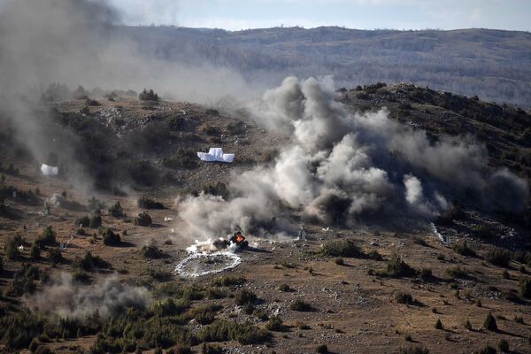 Na vežbi su mogla da se vide dejstva lovačke avijacije, lovačko-bombarderske avijacije, artiljerijskih sredstava i tenkova M-84 Na vežbi su mogla da se vide dejstva lovačke avijacije, lovačko-bombarderske avijacije, artiljerijskih sredstava i tenkova M-84 - Sputnik Srbija