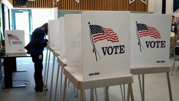 Glasač na izbornoj jedinici u Koloradu na izborima za američki Kongres - Sputnik Srbija
