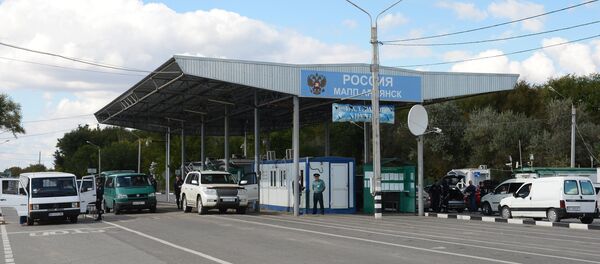 Automobili na graničnom prelazu Armjansk na granici Rusije i Ukrajine - Sputnik Srbija