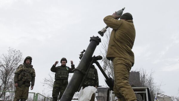 Ukrajinski vojnici pune minobacač na položajima u Donjeckoj oblasti tokom sukoba sa ustanicima Donjecke Narodne Republike - Sputnik Srbija