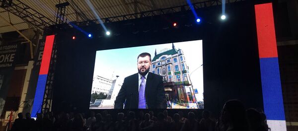 Obraćanje Čedomira Antića preko video-bima Obraćanje Čedomira Antića preko video-bima - Sputnik Srbija