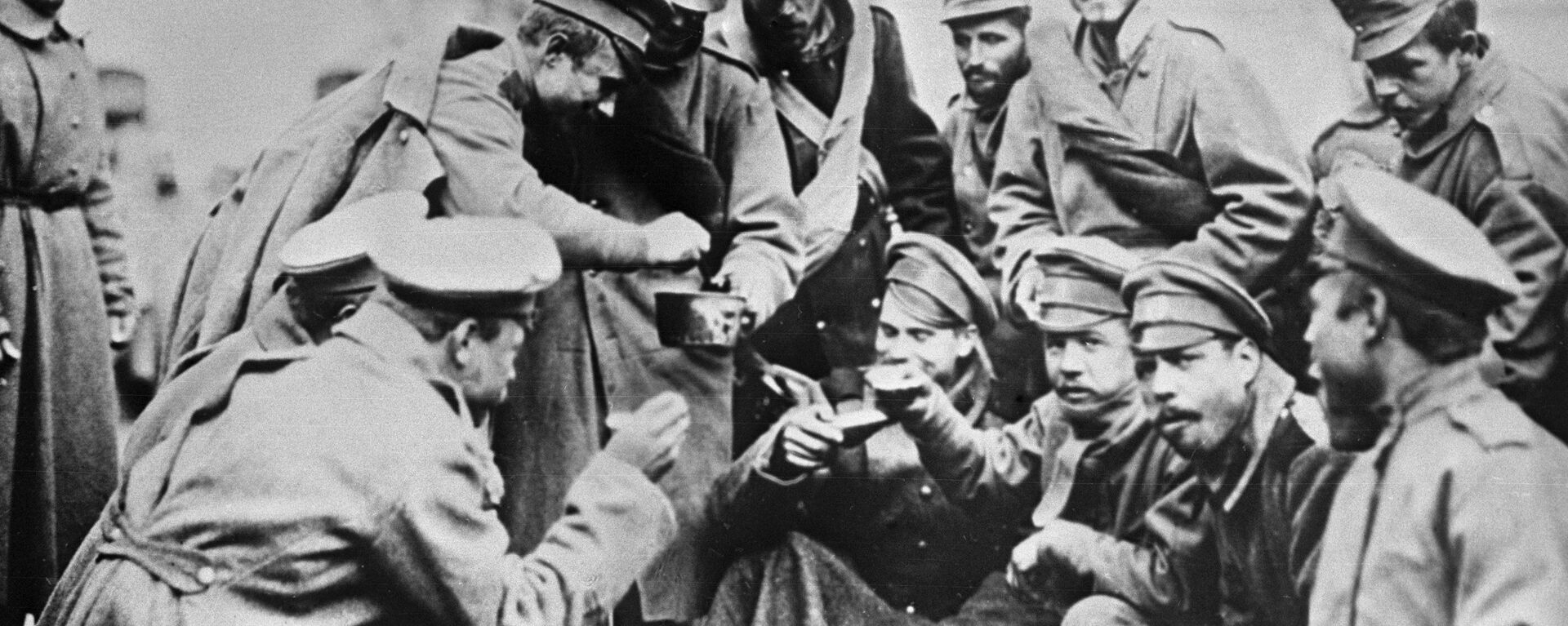 Руски војници сипају супу Аустријанцу на руско-немачком фронту - Sputnik Србија, 1920, 08.11.2018