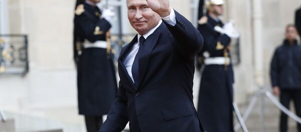 Predsednik Rusije Vladimir Putin ispred Jelisejske palate u Parizu - Sputnik Srbija