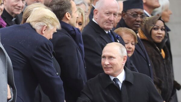 Председници САД и Русије, Доналд Трамп и Владимир Путин, рукују се на церемонији обележавања Дана примирја у Првом светском рату у Паризу - Sputnik Србија