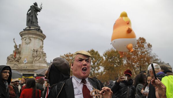 Демонстранти на протесту против Трампа у Паризу - Sputnik Србија