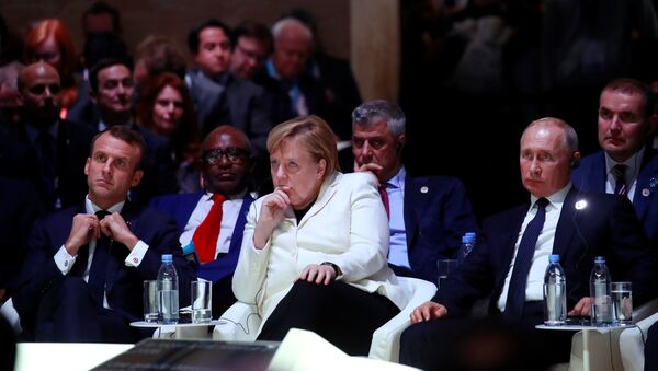Председник Француске Емануел Макрон, немачка канцеларка Ангела Меркел и председник Русије Владимир Путин на отварању Мировног форума у Паризу - Sputnik Србија